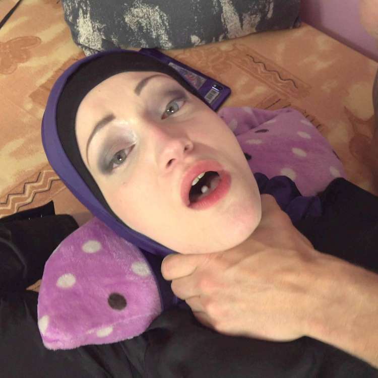 Horny Muslim woman was caught while watching porn - Photo 9 / 16.