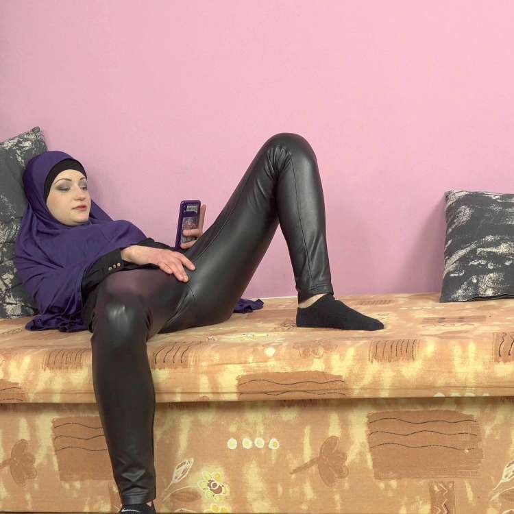 Horny Muslim woman was caught while watching porn - Photo 1 / 16.